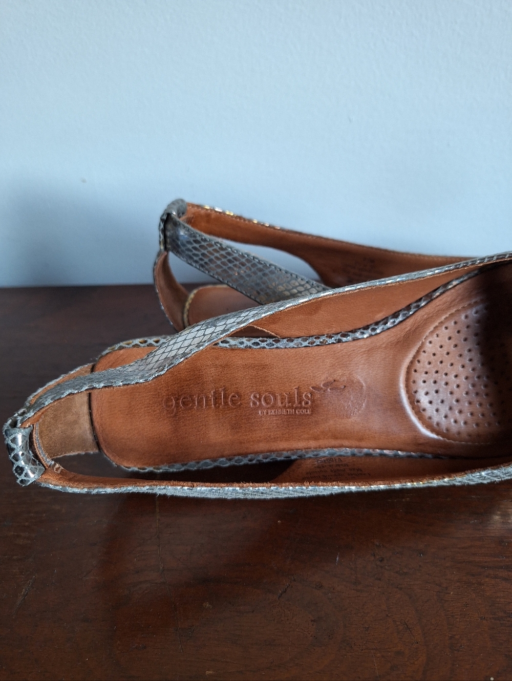 GENTLE SOULS SANDALS by Kenneth Cole Its so Fun Silver Gold Metallic 9.5M - Picture 3 of 10